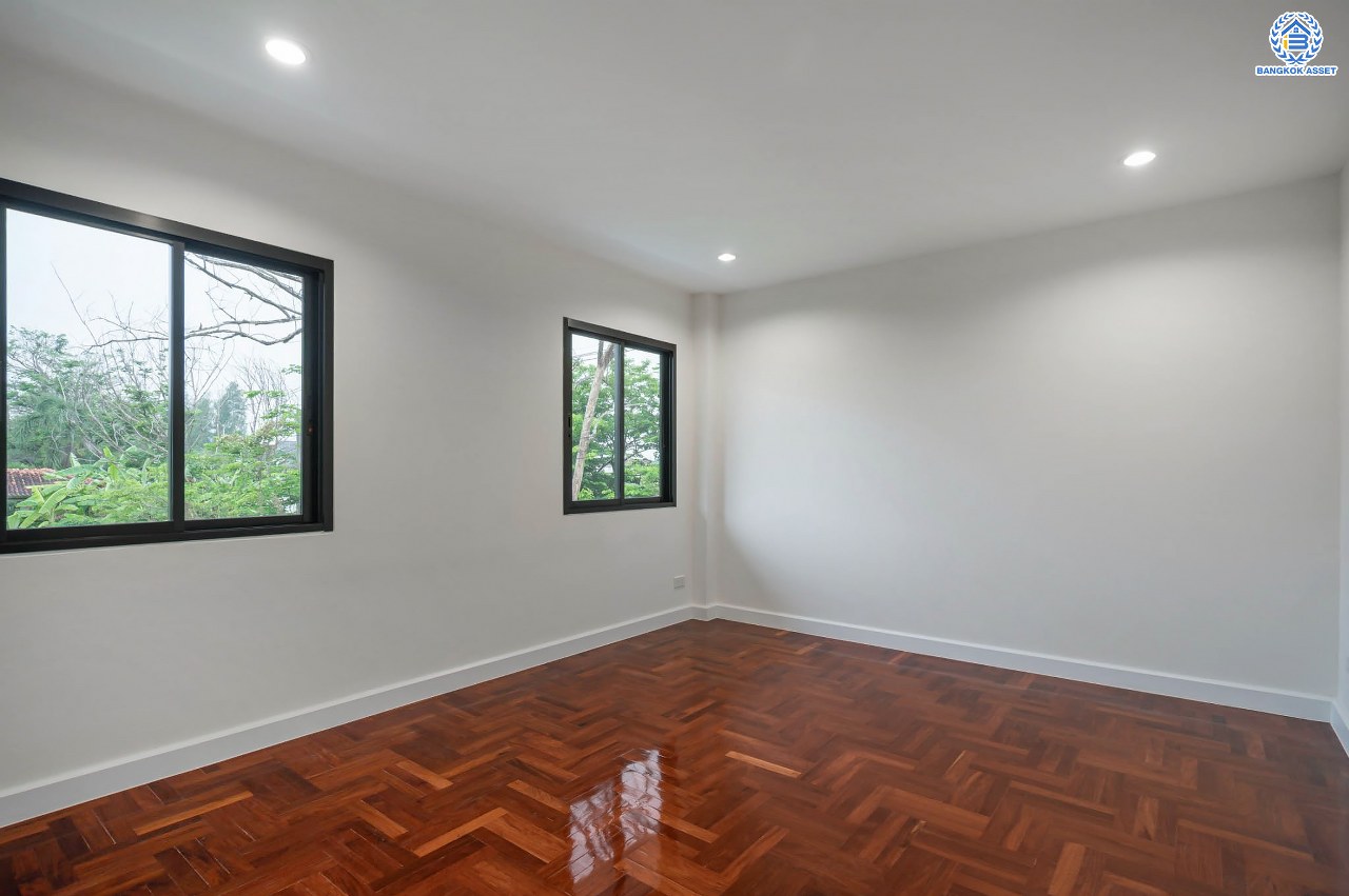 บ้านมือสองตกแต่งใหม่ โครงการ กฤษดานคร18 พุทธมณฑลสาย3 เนื้อที่ 80 ตร.ว. บนพื้นที่ใช้สอยมากถึง 272.57 ตร.ม. อีกระดับของฟังก์ชัน 4 ห้องนอน 3 ห้องน้ำ จอดรถได้ 2 คัน บรรยากาศสุด Private บนทำเลศักยภาพเชื่อมต่อหลายเส้นทาง ใกล้เซ็นทรัลปิ่นเกล้า ม.มหิดล และทางด่วน "ศรีรัช"